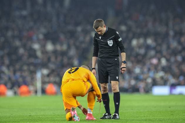 UEFA Champions League Knockout Round Play-off Manchester City v Real Madrid Referee Clement Turpin checks on Kylian MbappÃ of Real Madrid after his lace falls out of his shoe during the UEFA Champions League Knockout Round Play-off Manchester City v Real Madrid at Etihad Stadium, Manchester, United Kingdom, 11th February 2025 (Photo by Mark Cosgrove News Images) Manchester Etihad Stadium Manchester United, ManU Kingdom Copyright: xMarkxCosgrove NewsxImagesx