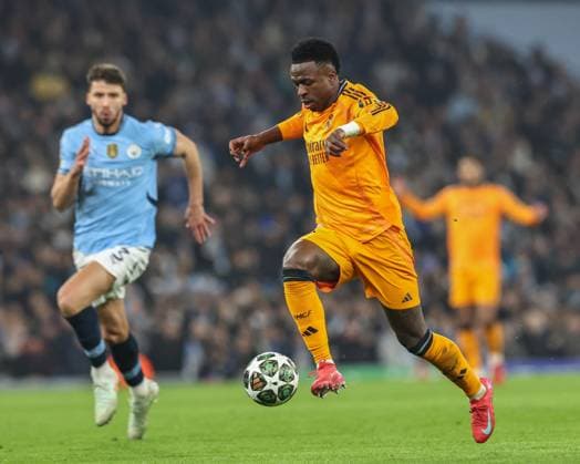 UEFA Champions League Knockout Round Play-off Manchester City v Real Madrid Vinicius Junior of Real Madrid breaks with the ball during the UEFA Champions League Knockout Round Play-off Manchester City v Real Madrid at Etihad Stadium, Manchester, United Kingdom, 11th February 2025 (Photo by Mark Cosgrove News Images) Manchester Etihad Stadium Manchester United, ManU Kingdom Copyright: xMarkxCosgrove NewsxImagesx