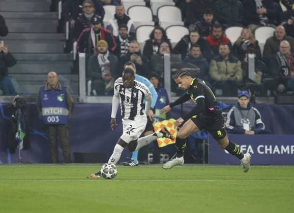Timothy Weah of Juventus FC and Armando Obispo of PSV Eindhoven during the ÂßUefa Champions League first leg play offâ??s, football match between Juventus FC and PSV Eindhoven. On 11 February 2025 at Allianz Stadium, Turin, Italy. Photo Nderim Kaceli.  Copyright: xNderimxKaceli IPAxSportx xipa-agency.netx xx IPA_53943396 IPA_Agency_IPA53943396
