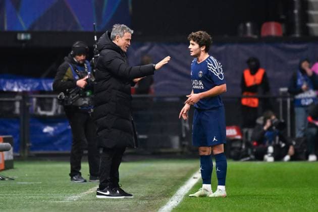 FOOTBALL : Brest vs PSG - Ligue des Champions - 11 02 2025 Luis Enrique Martinez ( coach PSG ) talks with Joao Pedro Goncalves Neves ( 87 - PSG ) during the UEFA Champions League match between Stade Brestois 29 and Paris Saint Germain at Stade de Roudourou on February 11, 2025 in Guingamp, France. ( Photo by Dante Badano PsnewZ ) - GuingampFrance  Copyright: xDantexBadanox