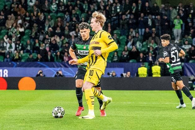 11 02 2025, Football UEFA Champions League, Season 2024 2025, Play Offs, First leg, Sporting CP Lisbon Borussia Dortmuna at Estadio Jose Alvalade in Lisbon Dortmunds Julian Brandt runs with the ball at his feet Photo Kirchner Media Thomas Haesler Copyright: xKirchner-Media ThomasxHaeslerx