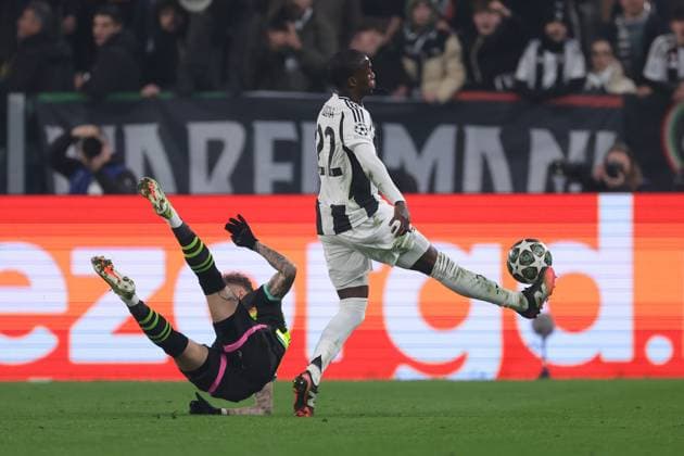 Turin, Italy, 11th February 2025. Timothy Weah of Juventus clashes with Noa Lang of PSV Eindhoven during the UEFA Champions League match at Allianz Stadium, Turin. Picture credit should read: Jonathan Moscrop Sportimage EDITORIAL USE ONLY. No use with unauthorised audio, video, data, fixture lists, club league logos or live services. Online in-match use limited to 120 images, no video emulation. No use in betting, games or single club league player publications. SPI_009_JM_JUVE_PSV_UCL SPI-3661-0009