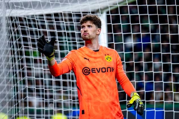11 02 2025, Football UEFA Champions League, Season 2024 2025, Play Offs, First leg, Sporting CP Lisbon Borussia Dortmuna at Estadio Jose Alvalade in Lisbon Dortmunds goalkeeper Gregor Kobel reacts Photo Kirchner Media Thomas Haesler IMPORTANT NOTE In accordance with UEFA regulations, it is prohibited to exploit or have exploited photographs taken in the stadium and or of the match in the form of sequential images and or video-like photo series Copyright: xKirchner-Media ThomasxHaeslerx