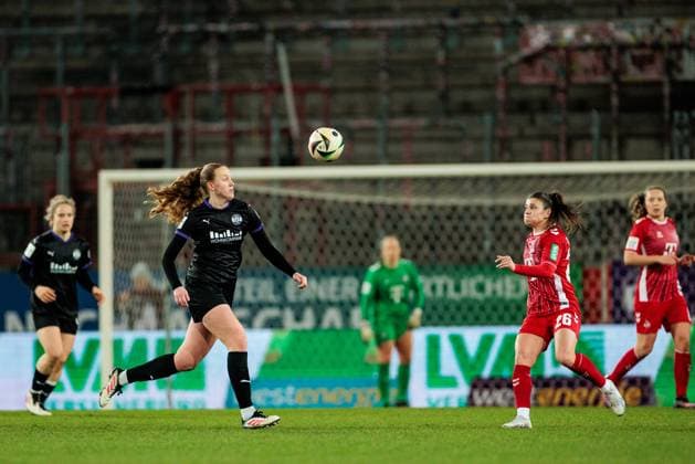 GOOGLE PIXEL Womens Bundesliga, SGS Essen 1 FC Köln 11 02 2025 duel Laura Pucks SGS Essen, 15 , Martyna Wiankowska 1 FC Köln, 26 GOOGLE PIXEL Womens Bundesliga, SGS Essen 1 FC Köln, Essen, Stadion an der Hafenstrasse on 11 02 2025 DFB REGULATIONS PROHIBIT ANY USE OF PHOTOGRAPHS AS IMAGE SEQUENCES AND OR QUASI VIDEO Copyright: xBEAUTIFULxSPORTS Wunderlx