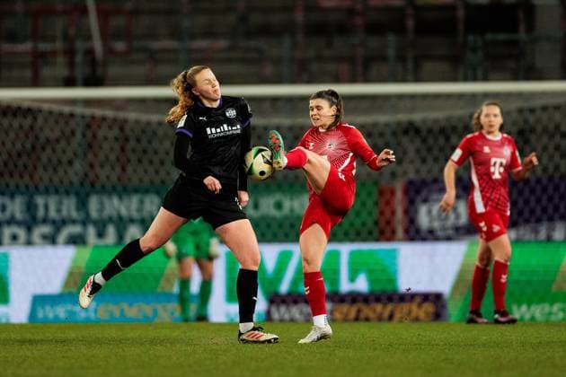 GOOGLE PIXEL Womens Bundesliga, SGS Essen 1 FC Köln 11 02 2025 duel Laura Pucks SGS Essen, 15 , Martyna Wiankowska 1 FC Köln, 26 GOOGLE PIXEL Womens Bundesliga, SGS Essen 1 FC Köln, Essen, Stadion an der Hafenstrasse on 11 02 2025 DFB REGULATIONS PROHIBIT ANY USE OF PHOTOGRAPHS AS IMAGE SEQUENCES AND OR QUASI VIDEO Copyright: xBEAUTIFULxSPORTS Wunderlx