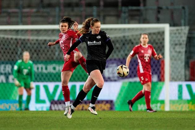 GOOGLE PIXEL Womens Bundesliga, SGS Essen 1 FC Köln 11 02 2025 duel Laura Pucks SGS Essen, 15 , Martyna Wiankowska 1 FC Köln, 26 GOOGLE PIXEL Womens Bundesliga, SGS Essen 1 FC Köln, Essen, Stadion an der Hafenstrasse on 11 02 2025 DFB REGULATIONS PROHIBIT ANY USE OF PHOTOGRAPHS AS IMAGE SEQUENCES AND OR QUASI VIDEO Copyright: xBEAUTIFULxSPORTS Wunderlx