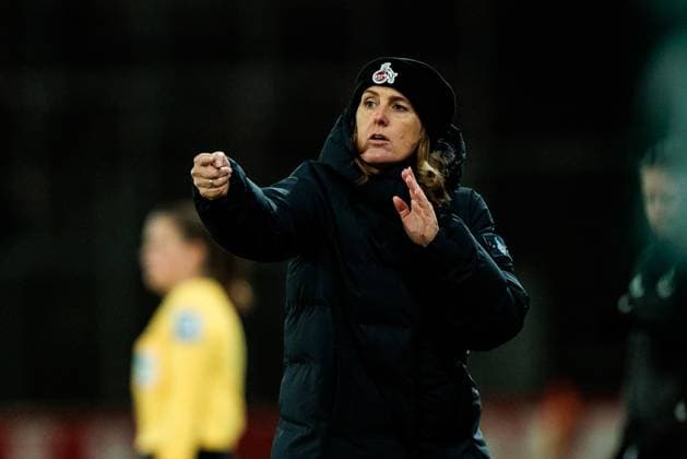 GOOGLE PIXEL Frauen Bundesliga, SGS Essen 1 FC Köln 11 02 2025 Britta Carlson Trainerin 1 FC Köln gesticulates GOOGLE PIXEL Frauen Bundesliga, SGS Essen 1 FC Köln, Essen, Stadion an der Hafenstrasse am 11 02 2025 DFB REGULATIONS PROHIBIT ANY USE OF PHOTOGRAPHS AS IMAGE SEQUENCES AND OR QUASI VIDEO Copyright: xBEAUTIFULxSPORTS Wunderlx