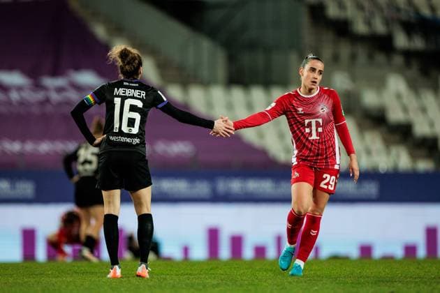 GOOGLE PIXEL Womens Bundesliga, SGS Essen 1 FC Köln 11 02 2025 Jacqueline Meißner SGS Essen, 16 and Vanessa Leimenstoll 1 FC Köln, 29 clap after the points share draw GOOGLE PIXEL Womens Bundesliga, SGS Essen 1 FC Köln, Essen, Stadion an der Hafenstrasse on 11 02 2025 DFB REGULATIONS PROHIBIT ANY USE OF PHOTOGRAPHS AS IMAGE SEQUENCES AND OR QUASI VIDEO Copyright: xBEAUTIFULxSPORTS Wunderlx