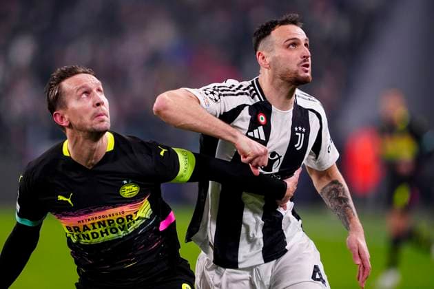 PSV& x2019;s Luuk de Jong fights Juventus& x2019; Federico Gatti during the Uefa Champions League soccer match between Juventus Fc and PSV Eindhoven at the Juventus stadium in Turin, Playoff - north west Italy - February 11, 2025. - Soccer .  Copyright: xFabioxFerrari LaPressex