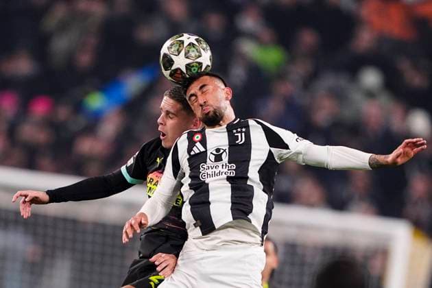 PSV s Joey Veerman jumps for the ball with Juventus& x2019; Nico Gonzalez during the Uefa Champions League soccer match between Juventus Fc and PSV Eindhoven at the Juventus stadium in Turin, Playoff - north west Italy - February 11, 2025. - Soccer .  Copyright: xFabioxFerrari LaPressex