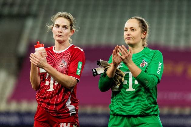 GOOGLE PIXEL Womens Bundesliga, SGS Essen 1 FC Köln 11 02 2025 Taylor Ziemer 1 FC Köln, 18 , Aurora Mikalsen 1 FC Köln, 23 applaud towards fans GOOGLE PIXEL Womens Bundesliga, SGS Essen 1 FC Köln, Essen, Stadion an der Hafenstrasse on 11 02 2025 DFB REGULATIONS PROHIBIT ANY USE OF PHOTOGRAPHS AS IMAGE SEQUENCES AND OR QUASI VIDEO Copyright: xBEAUTIFULxSPORTS Wunderlx
