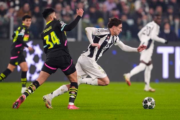 PSV s Ismael Saibari fights for the ball with Juventus& x2019; Kenan Yildiz during the Uefa Champions League soccer match between Juventus Fc and PSV Eindhoven at the Juventus stadium in Turin, Playoff - north west Italy - February 11, 2025. - Soccer .  Copyright: xFabioxFerrari LaPressex