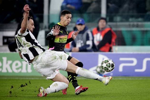 TURINE - (l-r) Federico Gatti of Juventus FC, Mauro Junior of PSV Eindhoven during the UEFA Champions league playoff match between Juventus FC and PSV Eindhoven at Allianz Stadium on Feb. 11, 2025 in Turin, Italy. ANP JEROEN PUTMANS UEFA Champions League 2024 25 League Knockout Play-off First Leg 2024 25 xVIxANPxSportx xxANPxIVx 519725806 originalFilename: 519725806.jpg