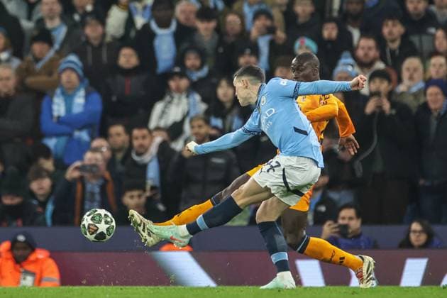 UEFA Champions League Knockout Round Play-off Manchester City v Real Madrid Phil Foden of Manchester City shoots on goal forcing Thibaut Courtois of Real Madrid to make a save during the UEFA Champions League Knockout Round Play-off Manchester City v Real Madrid at Etihad Stadium, Manchester, United Kingdom, 11th February 2025 (Photo by Mark Cosgrove News Images) Manchester Etihad Stadium Manchester United, ManU Kingdom Copyright: xMarkxCosgrove NewsxImagesx
