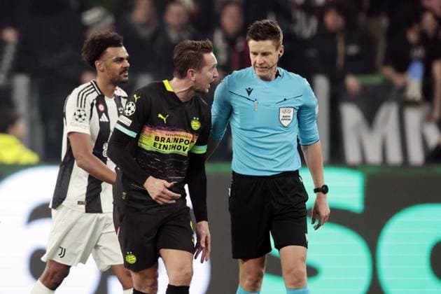 TURINE - (l-r) Luuk de Jong of PSV Eindhoven, referee Daniel Siebert discussion after da 1-0 during the UEFA Champions league Playoff match between Juventus FC and PSV Eindhoven at the Allianz stadium on Feb. 11, 2025 in Turin, Italy. ANP JEROEN PUTMANS UEFA Champions League 2024 25 League Knockout Play-off First Leg 2024 25 xVIxANPxSportx xxANPxIVx 519726475 originalFilename: 519726475.jpg