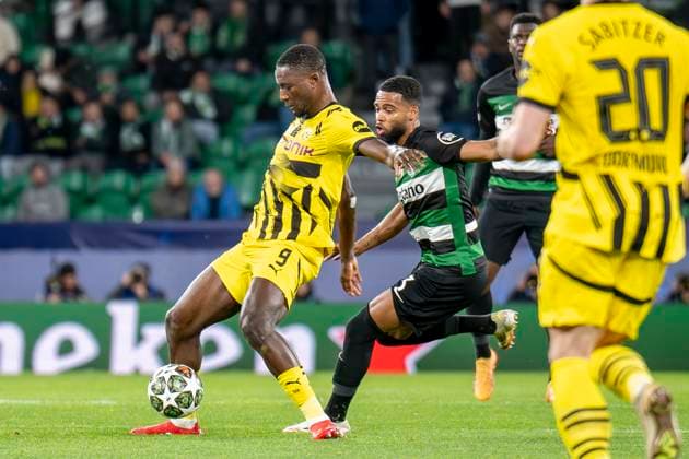11 02 2025, Football UEFA Champions League, Season 2024 2025, Play Offs, First leg, Sporting CP Lisbon Borussia Dortmuna at Estadio Jose Alvalade in Lisbon Dortmunds Serhou Guirassy l and Lisbons Jeremiah St Juste fight for the ball Photo Kirchner Media Thomas Haesler IMPORTANT NOTE In accordance with UEFA regulations, it is prohibited to exploit or have exploited photographs taken in the stadium and or of the match in the form of sequential images and or video-like photo series Copyright: xKirchner-Media ThomasxHaeslerx