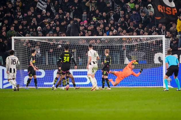 Juventus& x2019; Weston McKennie scoring the 1-0 goal for his team during the Uefa Champions League soccer match between Juventus Fc and PSV Eindhoven at the Juventus stadium in Turin, Playoff - north west Italy - February 11, 2025. - Soccer .  Copyright: xFabioxFerrari LaPressex