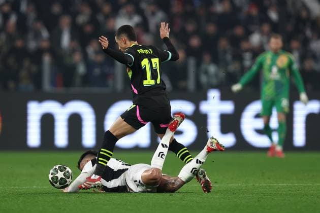 Sport Bilder des Tages Nico Gonzalez (Juventus Fc) und Mauro Junior (PSV Eindhoven) battle for the ball, UEFA Champions League 2024 25 League Knockout Play-off First Leg, Juventus Turin v PSV, Allianz Stadium, February 11, 2025, Turin, Italy.