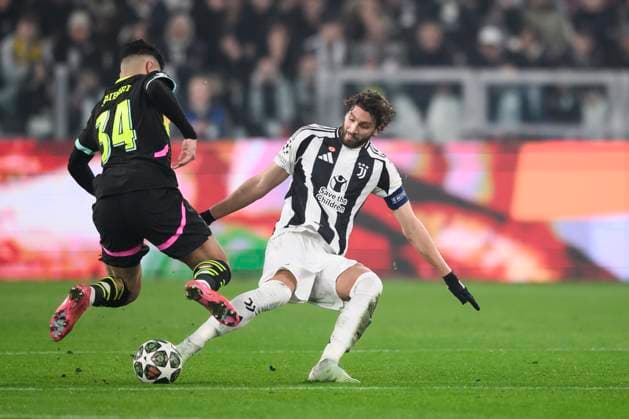 Juventus FC v PSV Eindhovena - UEFA Champion League Manuel Locatelli of Juventus FC competes for the ball with Ismael Saibari of PSV Eindhoven during the UEFA Champions League 2024 25 knockout phase play-off first leg football match between Juventus FC and PSV Eindhoven. Turin Italy Copyright: xNicolòxCampox