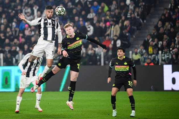 Juventus FC v PSV Eindhovena - UEFA Champion League Nicolas Gonzalez of Juventus FC competes for a header with Joey Veerman of PSV Eindhoven during the UEFA Champions League 2024 25 knockout phase play-off first leg football match between Juventus FC and PSV Eindhoven. Turin Italy Copyright: xNicolòxCampox