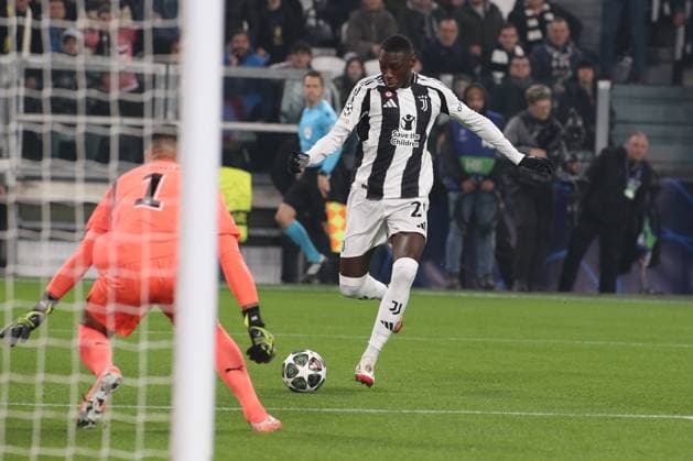 Randal Kolo Muani (Juventus FC) dangerous action during Juventus FC vs PSV Eindhoven, UEFA Champions League football match in Turin, Italy, February 11 2025  Copyright: xClaudioxBenedetto IPAxSportx xipa-agency.netx xx IPA_53945411 IPA_Agency_IPA53945411