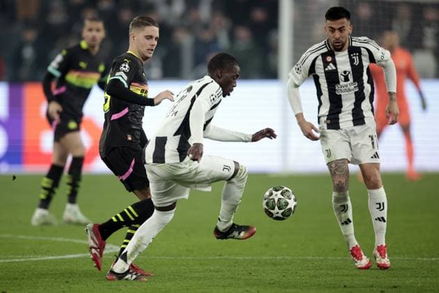 TURINE - (l-r) Joey Veerman of PSV Eindhoven, Timothy Weah of Juventus FC during the UEFA Champions league playoff match between Juventus FC and PSV Eindhoven at Allianz Stadium on Feb. 11, 2025 in Turin, Italy. ANP JEROEN PUTMANS UEFA Champions League 2024 25 League Knockout Play-off First Leg 2024 25 xVIxANPxSportx xxANPxIVx 519728719 originalFilename: 519728719.jpg