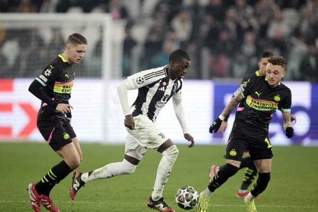 TURINE - (l-r) Joey Veerman of PSV Eindhoven, Timothy Weah of Juventus FC, Noa Lang of PSV Eindhoven during the UEFA Champions league playoff match between Juventus FC and PSV Eindhoven at the Allianz stadium on Feb. 11, 2025 in Turin, Italy. ANP JEROEN PUTMANS UEFA Champions League 2024 25 League Knockout Play-off First Leg 2024 25 xVIxANPxSportx xxANPxIVx 519728788 originalFilename: 519728788.jpg