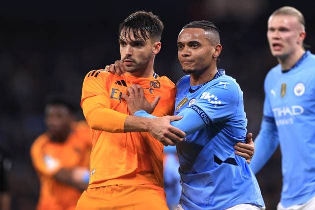Fußball UEFA Champions League Knockout Play Off 1. Spiel Manchester City gegen Real Madrid 11. Februar 2025 UEFA Champions League Knockout Play Off 1. Spiel Manchester City gegen Real Madrid Raul Asencio von Real Madrid und Manuel Akanji von Manchester City Foto Simon Stacpoole Abseits Manchester UK  Copyright: xSimonxStacpoolexOffside