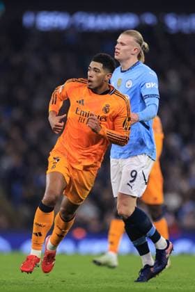 Fußball UEFA Champions League Knockout Play Off Hinspiel Manchester City gegen Real Madrid 11. Februar 2025 UEFA Champions League Knockout Play Off Hinspiel Manchester City gegen Real Madrid Jude Bellingham von Real Madrid und Erling Haaland von Manchester City Foto Simon Stacpoole Abseits Manchester UK  Copyright: xSimonxStacpoolexOffside