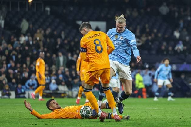 UEFA Champions League Knockout Round Play-off Manchester City v Real Madrid Erling Haaland of Manchester City and Federico Valverde of Real Madrid battle for the ball during the UEFA Champions League Knockout Round Play-off Manchester City v Real Madrid at Etihad Stadium, Manchester, United Kingdom, 11th February 2025 (Photo by Mark Cosgrove News Images) Manchester Etihad Stadium Manchester United, ManU Kingdom Copyright: xMarkxCosgrove NewsxImagesx