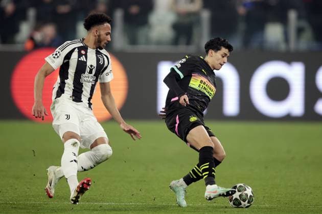 TURINE - (l-r) Lloyd Kelly of Juventus FC, Richard Ledezma of PSV Eindhoven during the UEFA Champions league playoff match between Juventus FC and PSV Eindhoven at Allianz Stadium on Feb. 11, 2025 in Turin, Italy. ANP JEROEN PUTMANS UEFA Champions League 2024 25 League Knockout Play-off First Leg 2024 25 xVIxANPxSportx xxANPxIVx 519729144 originalFilename: 519729144.jpg