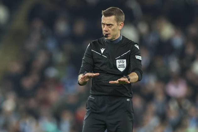 UEFA Champions League Knockout Round Play-off Manchester City v Real Madrid Referee Clement Turpin calms a situation down during the UEFA Champions League Knockout Round Play-off Manchester City v Real Madrid at Etihad Stadium, Manchester, United Kingdom, 11th February 2025 (Photo by Mark Cosgrove News Images) Manchester Etihad Stadium Manchester United, ManU Kingdom Copyright: xMarkxCosgrove NewsxImagesx
