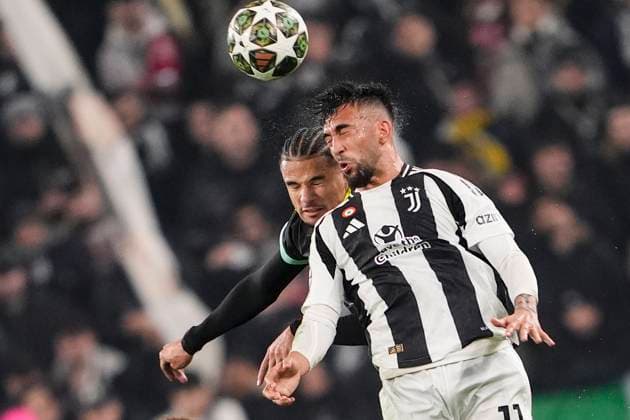 Juventus& x2019; Nico Gonzalez jumps for the ball with PSV& x2019;s Armando Obispo during the Uefa Champions League soccer match between Juventus Fc and PSV Eindhoven at the Juventus stadium in Turin, Playoff - north west Italy - February 11, 2025. - Soccer .  Copyright: xFabioxFerrari LaPressex