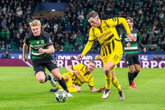 11.02.2025, Fussball: UEFA Champions League, Saison 2024 2025, Play Offs, Hinspiel, Sporting CP Lissabon - Borussia Dortmuna im Estadio Jose Alvalade in Lissabon. Dortmunds Pascal Groß läuft mit dem Ball am Fuß. Foto: Kirchner-Media Thomas Haesler WICHTIGER HINWEIS: Gemäß den Vorgaben der UEFA ist es untersagt, in dem Stadion und oder vom Spiel angefertigte Fotoaufnahmen in Form von Sequenzbildern und oder videoähnlichen Fotostrecken zu verwerten bzw. verwerten zu lassen. Copyright: xKirchner-Media ThomasxHaeslerx