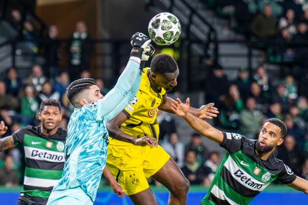 11 02 2025, Football UEFA Champions League, Season 2024 2025, Play Offs, First leg, Sporting CP Lisbon Borussia Dortmuna at Estadio Jose Alvalade in Lisbon Lisbons goalkeeper Rui Silva and Dortmunds Serhou Guirassy fight for the ball Photo Kirchner Media Thomas Haesler IMPORTANT NOTE In accordance with UEFA regulations, it is prohibited to exploit or have exploited photographs taken in the stadium and or of the match in the form of sequential images and or video-like photo series Copyright: xKirchner-Media ThomasxHaeslerx