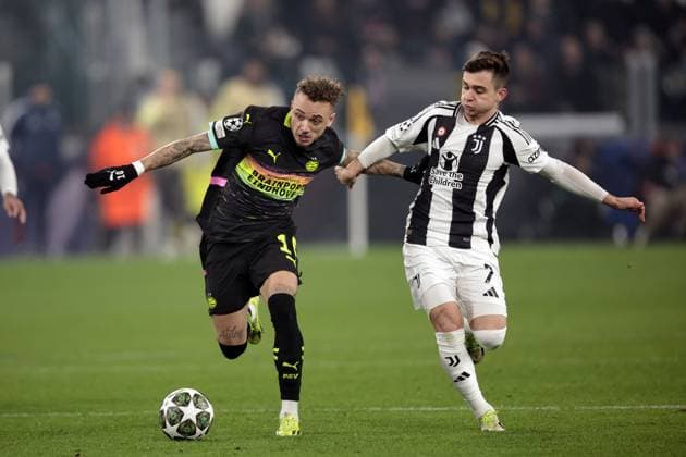 TURINE - (l-r) Noa Lang of PSV Eindhoven, Francisco Conceicao of Juventus FC during the UEFA Champions league playoff match between Juventus FC and PSV Eindhoven at the Allianz stadium on Feb. 11, 2025 in Turin, Italy. ANP JEROEN PUTMANS UEFA Champions League 2024 25 League Knockout Play-off First Leg 2024 25 xVIxANPxSportx xxANPxIVx 519730019 originalFilename: 519730019.jpg