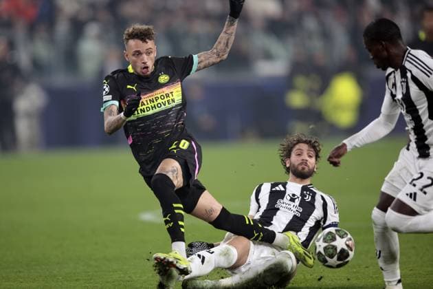 TURINE - (l-r) Noa Lang of PSV Eindhoven, Manuel Locatelli of Juventus FC during the UEFA Champions league playoff match between Juventus FC and PSV Eindhoven at Allianz Stadium on Feb. 11, 2025 in Turin, Italy. ANP JEROEN PUTMANS UEFA Champions League 2024 25 League Knockout Play-off First Leg 2024 25 xVIxANPxSportx xxANPxIVx 519730059 originalFilename: 519730059.jpg
