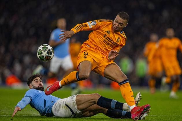 Football - UEFA Champions League - Knockout phase play-off 1st Leg - Manchester City FC v Real Madrid CF MANCHESTER, ENGLAND - Tuesday, February 11, 2025: Real Madrid s Kylian MbappÃ (R) is challenged by Manchester City s JoÅ¡ko Gvardiol during the UEFA Champions League Knockout phase play-off 1st Leg match between Manchester City FC and Real Madrid CF at the City of Manchester Stadium. (Photo by David Rawcliffe Propaganda) MANCHESTER City of Manchester Stadium GREATER MANCHESTER ENGLAND  Copyright: xDavidxRawcliffex P2025-02-11-Man_City_Real_Madrid-37