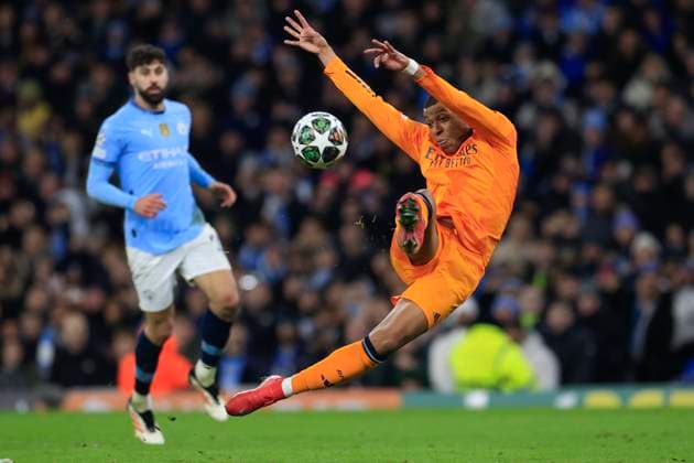 Sport Bilder des Tages Manchester City v Real Madrid Champions League 11 02 2025. Kylian Mbappe (9) of Real Madrid scores to make it 1-1 during the Champions League match between Manchester City and Real Madrid at the Etihad Stadium, Manchester, England on 11 February 2025. Manchester Etihad Stadium Manchester England Editorial use only , Copyright: xConorxMolloyx PSI-21439-0043