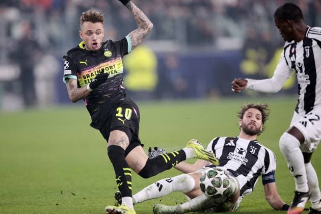 TURINE - (l-r) Noa Lang of PSV Eindhoven, Manuel Locatelli of Juventus FC during the UEFA Champions league playoff match between Juventus FC and PSV Eindhoven at Allianz Stadium on Feb. 11, 2025 in Turin, Italy. ANP JEROEN PUTMANS UEFA Champions League 2024 25 League Knockout Play-off First Leg 2024 25 xVIxANPxSportx xxANPxIVx 519730061 originalFilename: 519730061.jpg