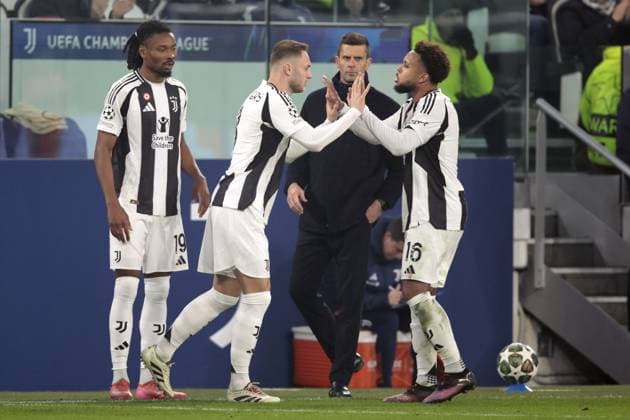 TURINE - (l-r) Khephren Thuram of Juventus FC, Teun Koopmeiners of Juventus FC, Weston McKennie of Juventus FC during the UEFA Champions league playoff match between Juventus FC and PSV Eindhoven at the Allianz stadium on Feb. 11, 2025 in Turin, Italy. ANP JEROEN PUTMANS UEFA Champions League 2024 25 League Knockout Play-off First Leg 2024 25 xVIxANPxSportx xxANPxIVx 519730581 originalFilename: 519730581.jpg