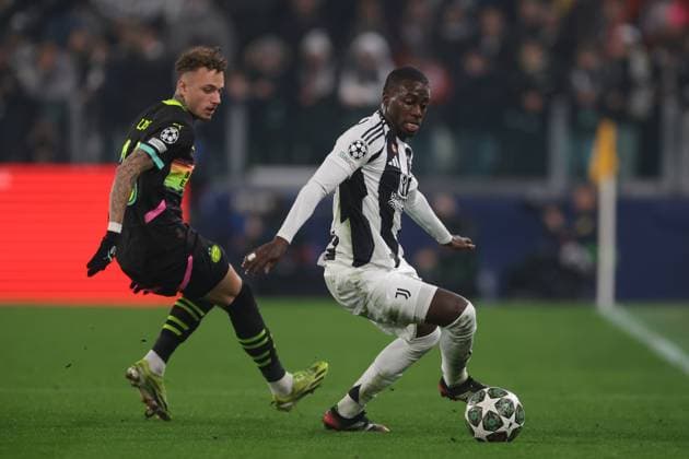 Turin, Italy, 11th February 2025. Timothy Weah of Juventus is pursued by Noa Lang of PSV Eindhoven during the UEFA Champions League match at Allianz Stadium, Turin. Picture credit should read: Jonathan Moscrop Sportimage EDITORIAL USE ONLY. No use with unauthorised audio, video, data, fixture lists, club league logos or live services. Online in-match use limited to 120 images, no video emulation. No use in betting, games or single club league player publications. SPI_027_JM_JUVE_PSV_UCL SPI-3661-0027
