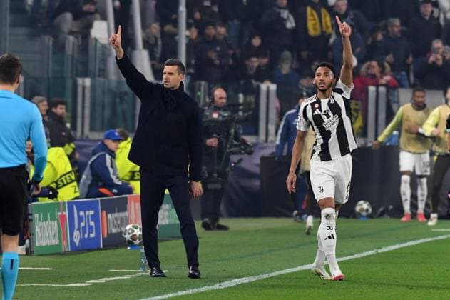 Foto IPP Massimo Rana Torino 11-02-2025 Calcio Champions League 2024 2025 playoff partita di andata Juventus-Psv Eindhoven nella foto thiago motta allenatore juventus e lloyd kelly Italy Photo Press - World Copyright italy ITALY  Copyright: xR4924_italyphotopressx