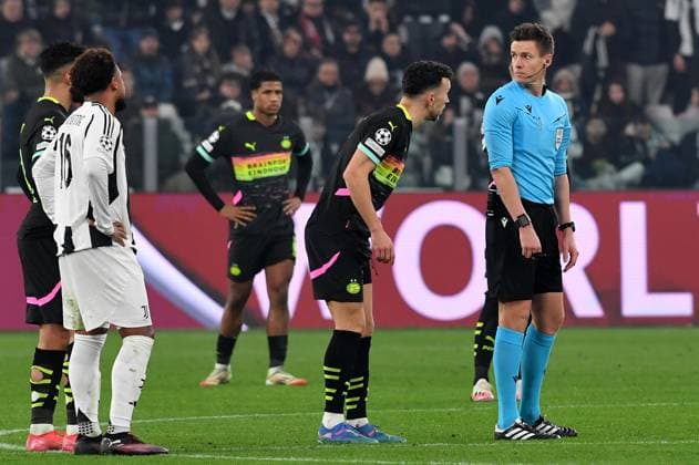 Foto IPP Massimo Rana Torino 11-02-2025 Calcio Champions League 2024 2025 playoff partita di andata Juventus-Psv Eindhoven nella foto ivan perisic chiede all arbitro Daniel Siebert se il suo gol e regolare Italy Photo Press - World Copyright italy ITALY  Copyright: xR4924_italyphotopressx
