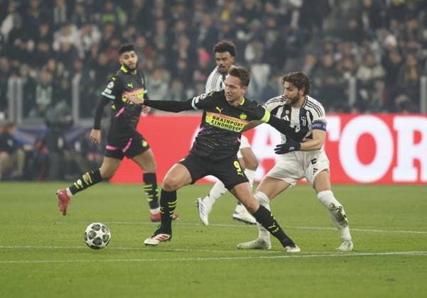 CALCIO - UEFA Champions League - Juventus FC vs PSV Eindhoven Luuk De Jong of PSV Eindhoven and Manuel Locatelli of Juventus FC during the Uefa Champions League first leg play offâ??s, football match between Juventus FC and PSV Eindhoven. On 11 February 2025 at Allianz Stadium, Turin, Italy. Photo Nderim Kaceli. Turin Italy  Copyright: xIPAxSport ABACAx