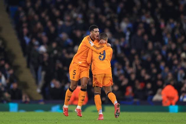 Fußball UEFA Champions League K.o.-Spiel 1. Spiel Manchester City gegen Real Madrid 11. Februar 2025 UEFA Champions League K.o.-Spiel 1. Spiel Manchester City gegen Real Madrid Kylian Mbappe von Real Madrid feiert sein erstes Tor mit Jude Bellingham Foto Simon Stacpoole Abseits Manchester UK  Copyright: xSimonxStacpoolexOffside