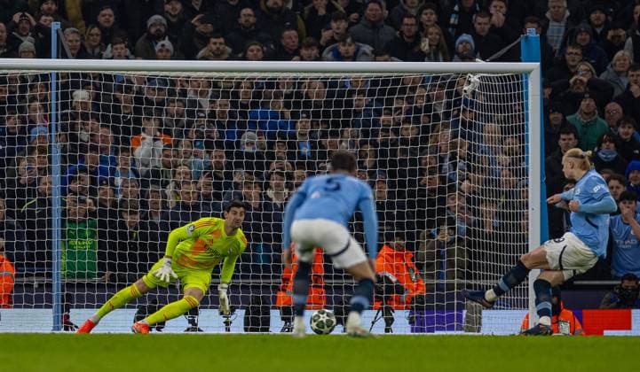 Football - UEFA Champions League - Knockout phase play-off 1st Leg - Manchester City FC v Real Madrid CF MANCHESTER, ENGLAND - Tuesday, February 11, 2025: Manchester City s Erling Haaland beats Real Madrid s goalkeeper Thibaut Courtois to score his side s second goal, from a penalty-kick, during the UEFA Champions League Knockout phase play-off 1st Leg match between Manchester City FC and Real Madrid CF at the City of Manchester Stadium. (Photo by David Rawcliffe Propaganda) MANCHESTER City of Manchester Stadium GREATER MANCHESTER ENGLAND  Copyright: xDavidxRawcliffex P2025-02-11-Man_City_Real_Madrid-47