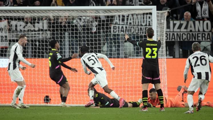 TURINE - Teun Koopmeiners of Juventus FC and Samuel Mbangula Tshifunda of Juventus FC (51) celebrate the 2-1. (l-r) Ryan Flamingo of PSV Eindhoven, Armando Obispo of PSV Eindhoven, Joey Veerman of PSV Eindhoven, PSV Eindhoven goalkeeper Walter Benitez disappointment after the 2-1 during the UEFA Champions league playoff match between Juventus FC and PSV Eindhoven at the Allianz stadium on Feb. 11, 2025 in Turin, Italy. ANP JEROEN PUTMANS UEFA Champions League 2024 25 League Knockout Play-off First Leg 2024 25 xVIxANPxSportx xxANPxIVx 519732637 originalFilename: 519732637.jpg