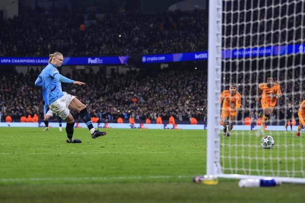Fußball UEFA Champions League K.o.-Runde 1. Spiel Manchester City gegen Real Madrid 11. Februar 2025 UEFA Champions League K.o.-Runde 1. Spiel Manchester City gegen Real Madrid Erling Haaland von Manchester City erzielt das zweite Tor vom Elfmeterpunkt Foto Simon Stacpoole Abseits Manchester UK  Copyright: xSimonxStacpoolexOffside