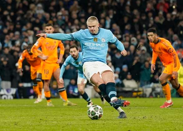 Manchester, England, 11th February 2025. Manchester City™s Erling Haaland scoring his sides second goal during the UEFA Champions League match at the Etihad Stadium, Manchester. Picture credit should read: Andrew Yates Sportimage EDITORIAL USE ONLY. No use with unauthorised audio, video, data, fixture lists, club league logos or live services. Online in-match use limited to 120 images, no video emulation. No use in betting, games or single club league player publications. SPI_AY_063_Man_City_Real_Madrid SPI-3675-0155